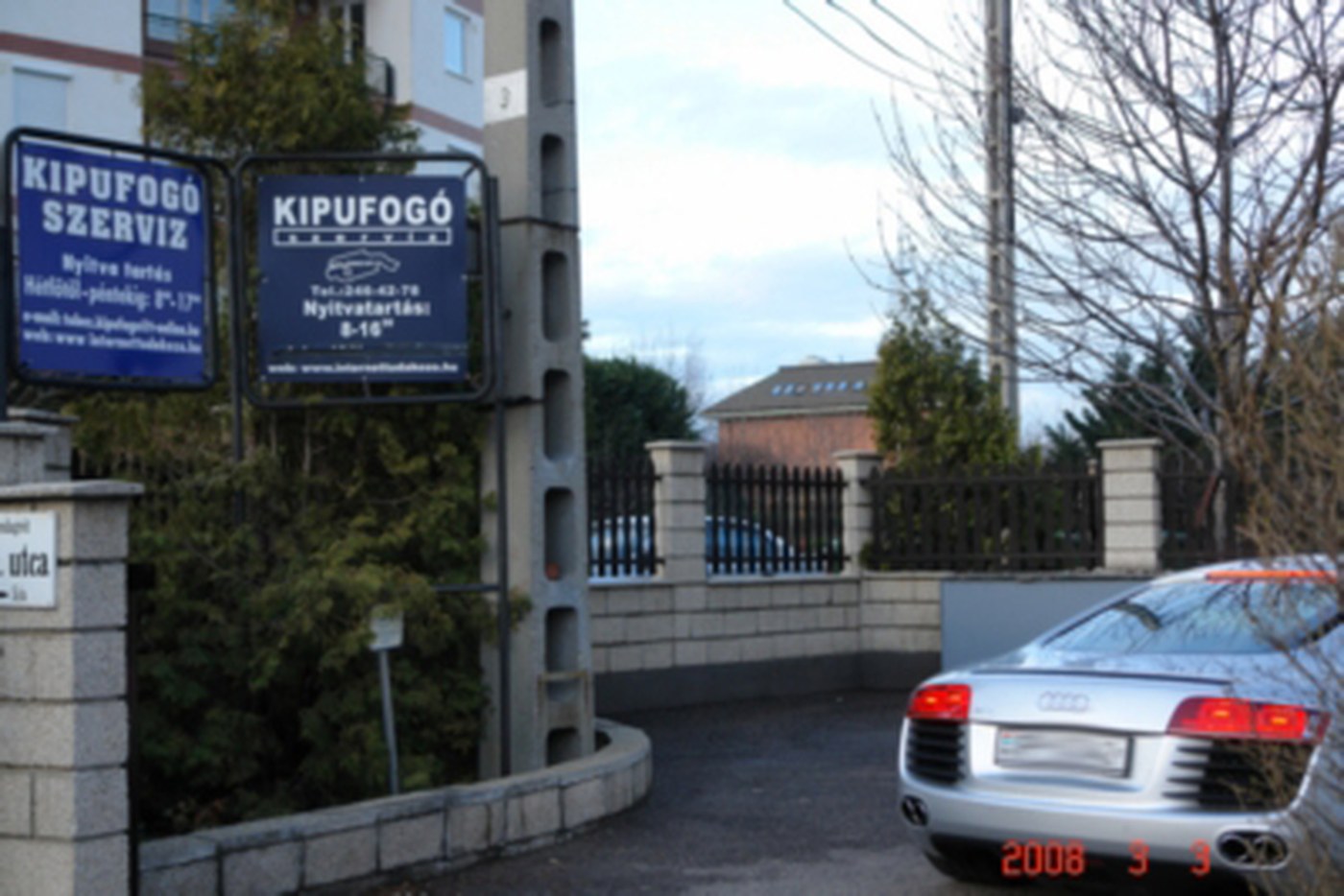 Kipufogó szerviz tábla Audi R8 mellett